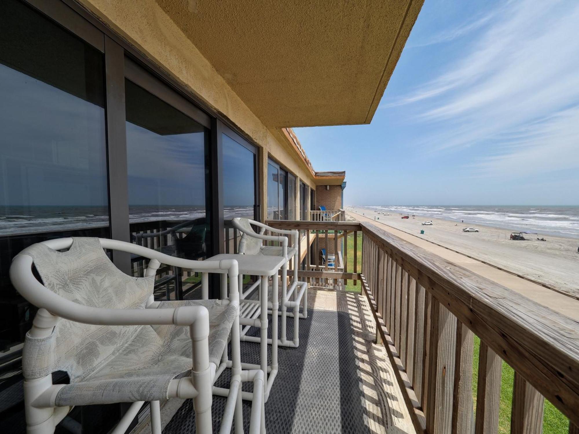 Island House Beachfront Hotel